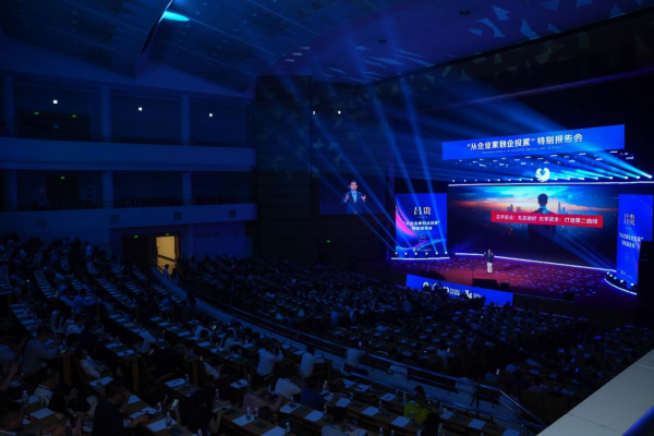 人人配 天九企服总裁吕贵北京重磅演讲：民企破局，左手“深挖井”，右手“广布局”