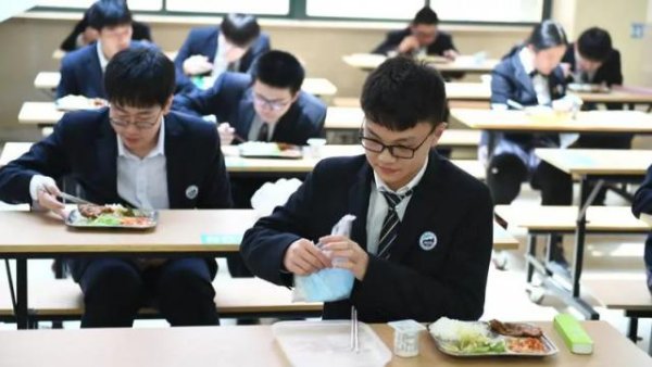 汇配资 一只“臭虾王”炸出资本“天团”：50万学生午餐，成了谁的提款机？